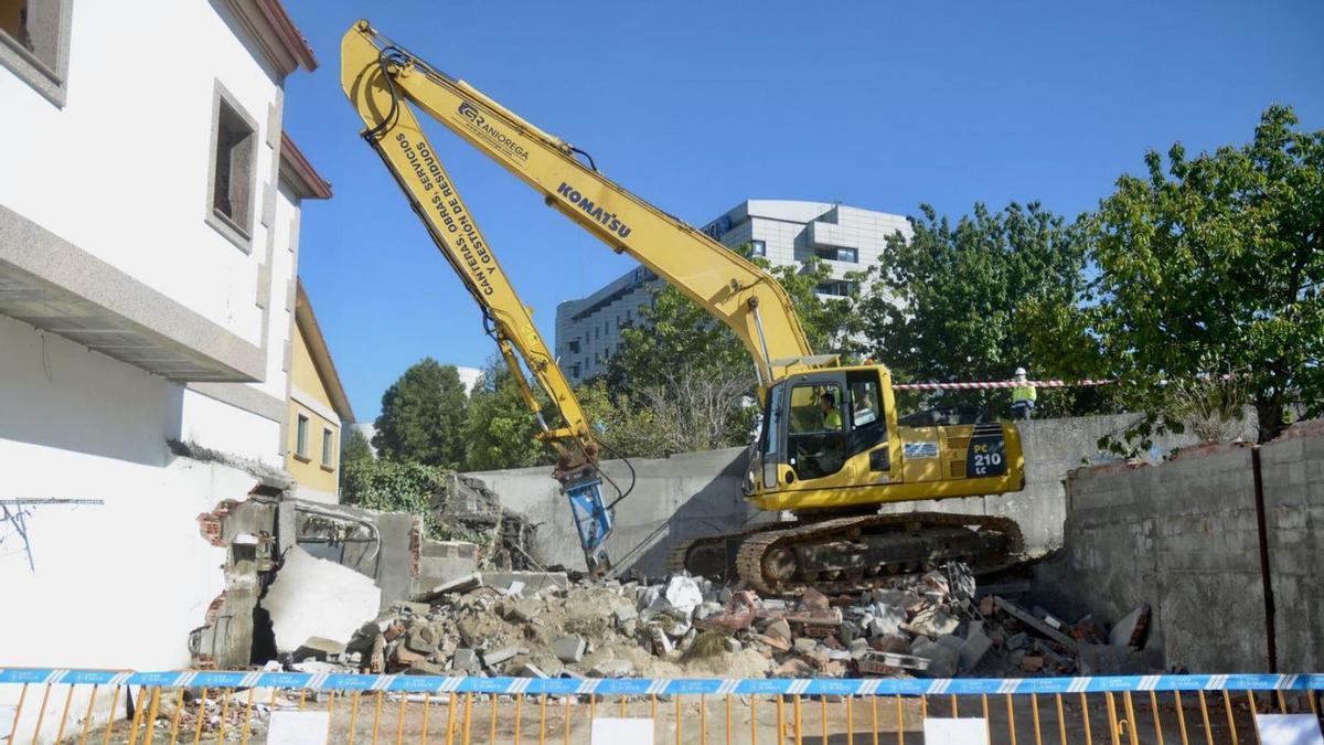 Demolición de una vivienda expropiada para la ampliación del hospital de Pontevedra.