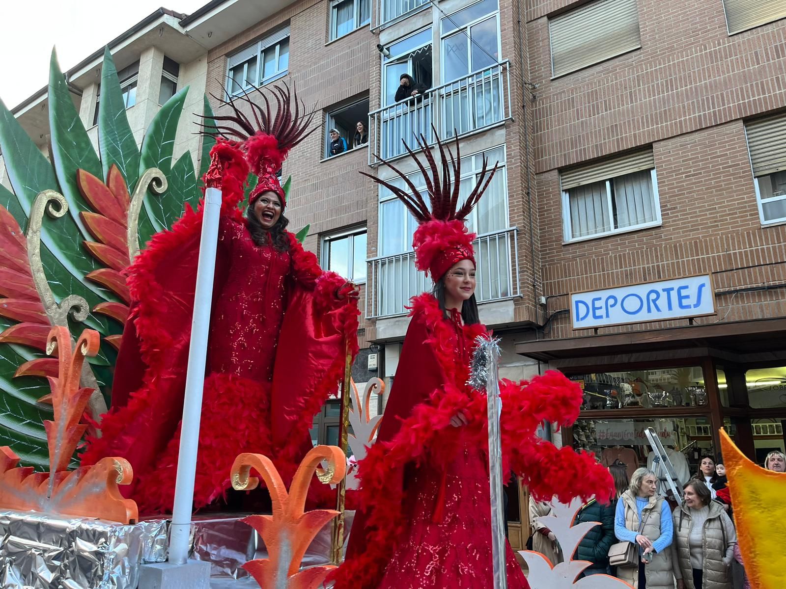 La locura del carnaval llena Posada de Llanes: así fue el multitudinario desfile