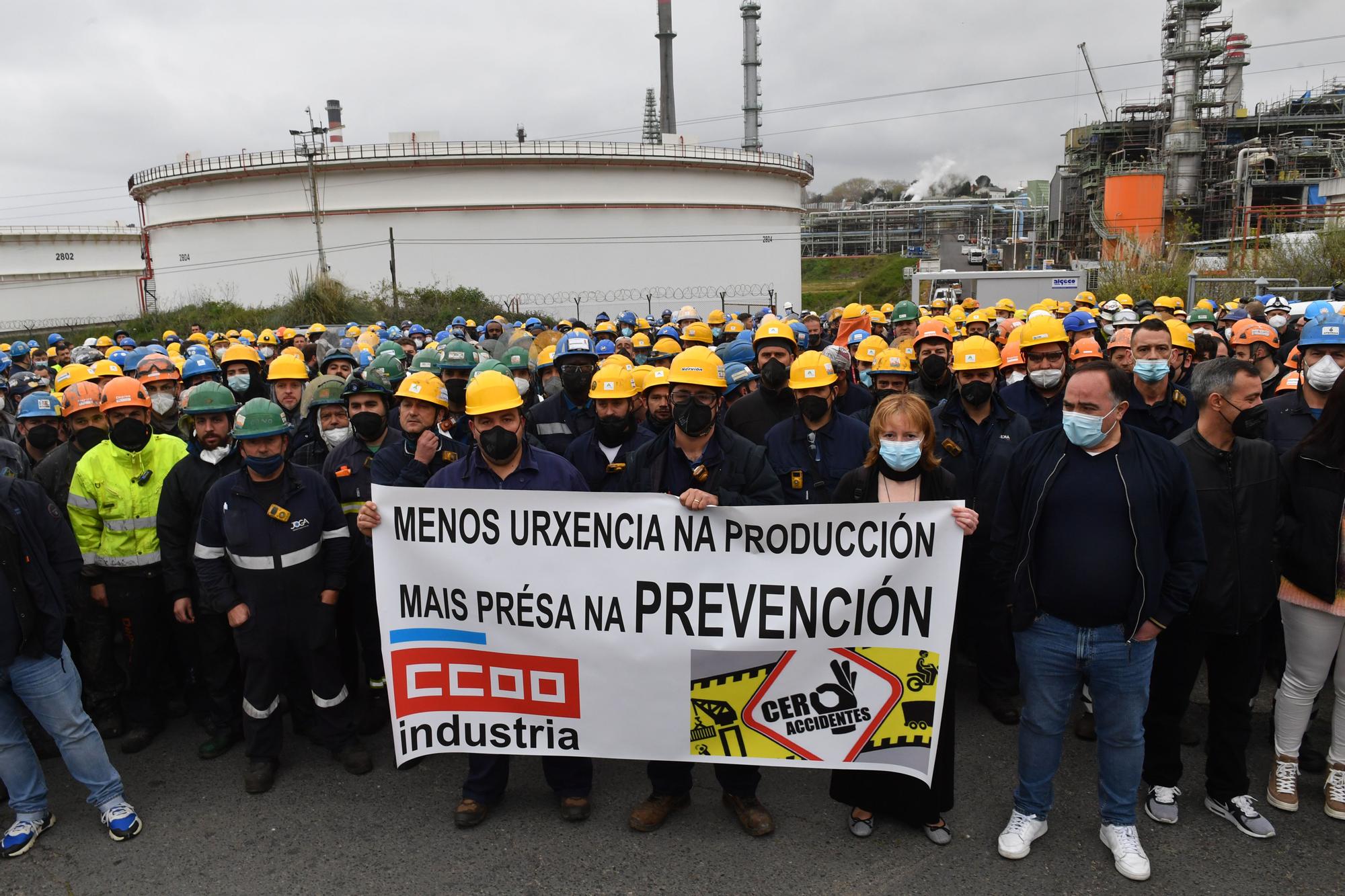 Concentración en la refinería de A Coruña tras el accidente con dos heridos, uno muy grave