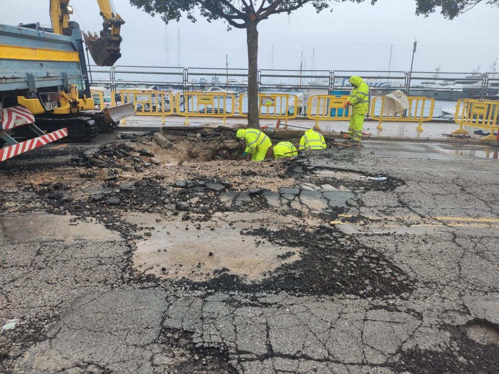 Socavón en el Paseo Marítimo