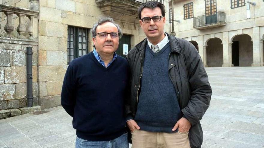 Rafael Vallejo (izd.), con el otro coordinador del simposio, Carlos Larrinaga, en la plaza de A Leña. // R.V.