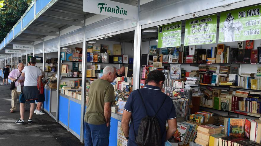 Veinte librerías llegadas de nueve  puntos de España participan en la feria del libro antiguo de A Coruña