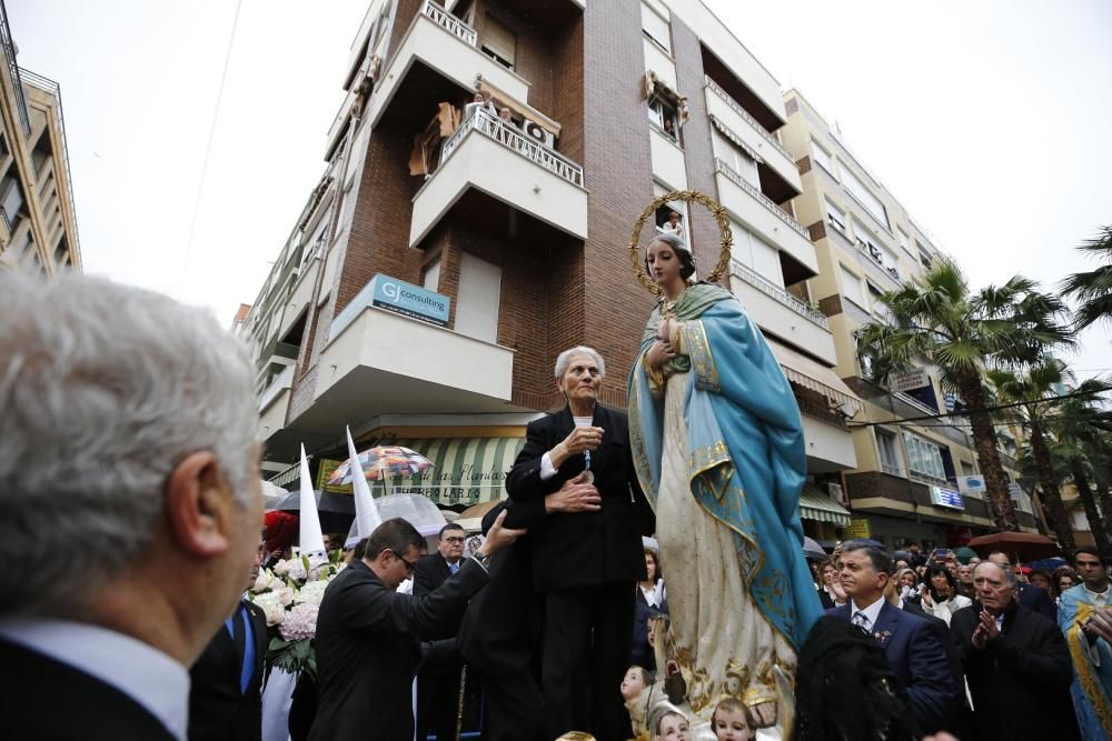 Pese a la fina lluvia que caía a primera hora de la mañana la procesión de Domingo de Resurección pudo celebrar el tradicional Encuentro en las cuatro esquinas