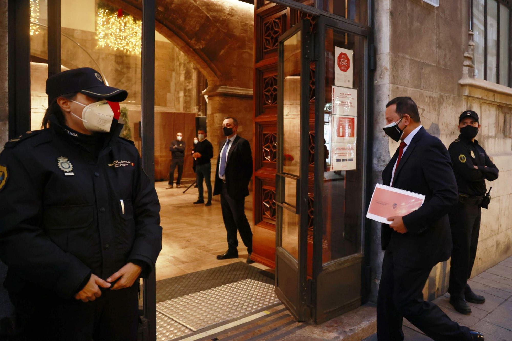 Las fotos de la reunión entre Puig y Murthy