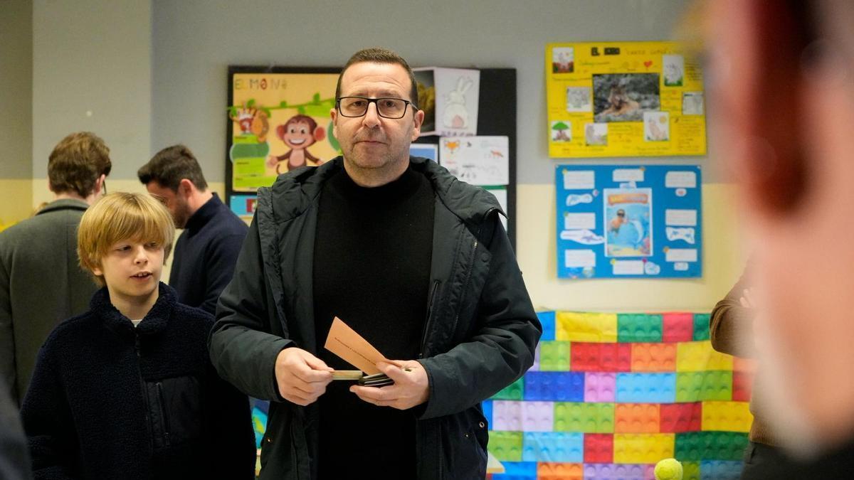 Iñaki Gómez y Antidio Fagúndez votan en el colegio Gonzalo de Berceo