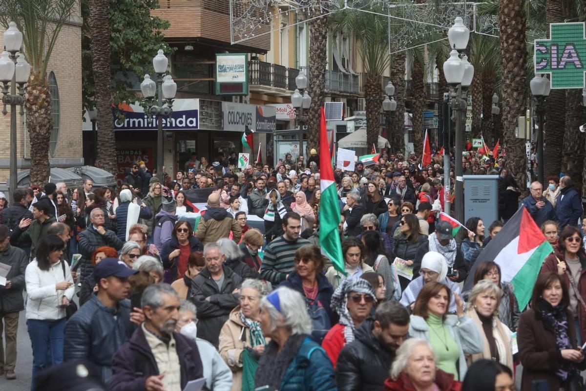 Multitud manifestada en Alicante para pedir el cierre de relaciones diplomáticas con Israel