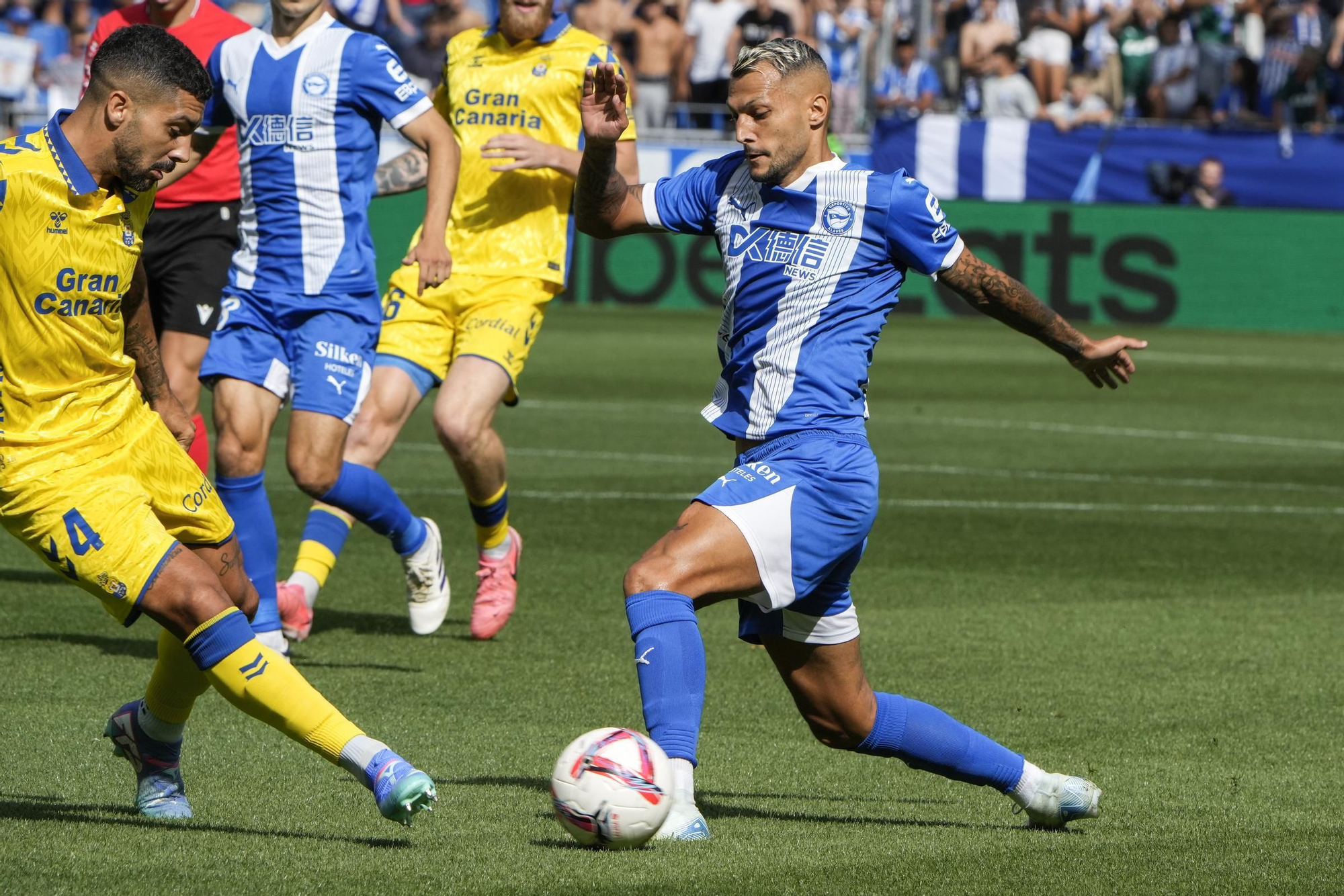1-0. El colmillo del Alavés supera a Las Palmas al descanso