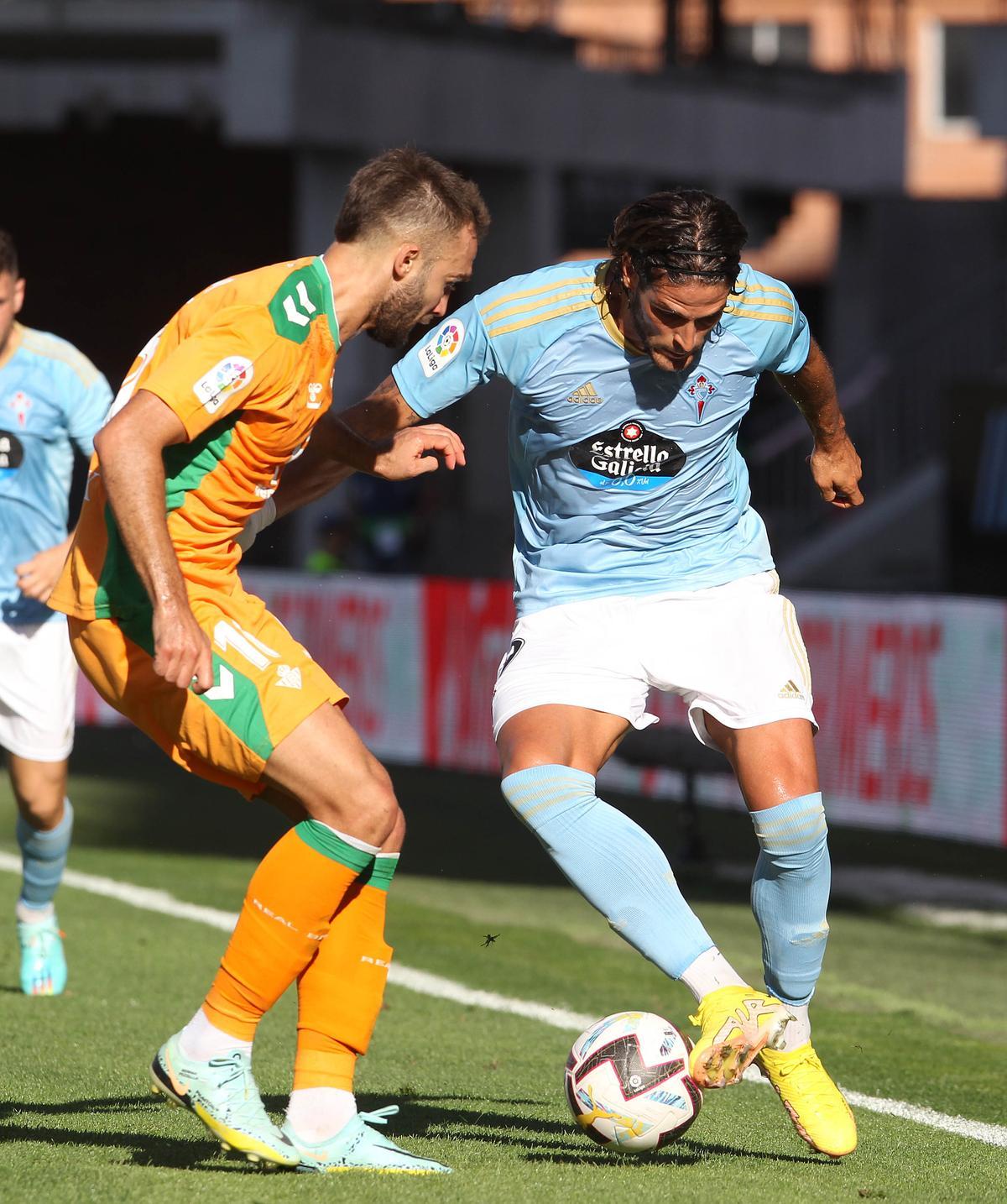 VIGO (PONTEVEDRA) 02/10/2022.- El delantero del Celta de Vigo Gonçalo Paciência, y el centrocampista del Real Betis Germán Pezzella, durante el partido de la jornada 7 de LaLiga Santander este domingo en el estadio de Balaídos. EFE / Salvador Sas