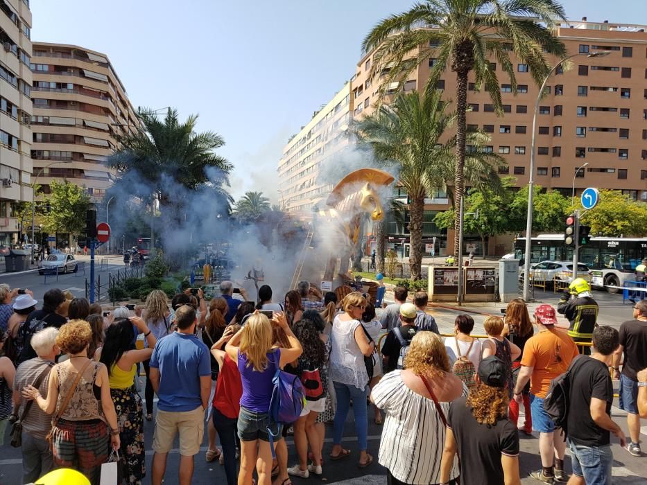 Un momento del acto de la cremà de la hoguera del Psiquiátrico.