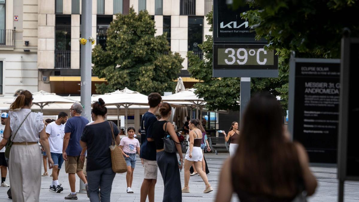 Un termómetro marca 39 grados este pasado miércoles por la tarde