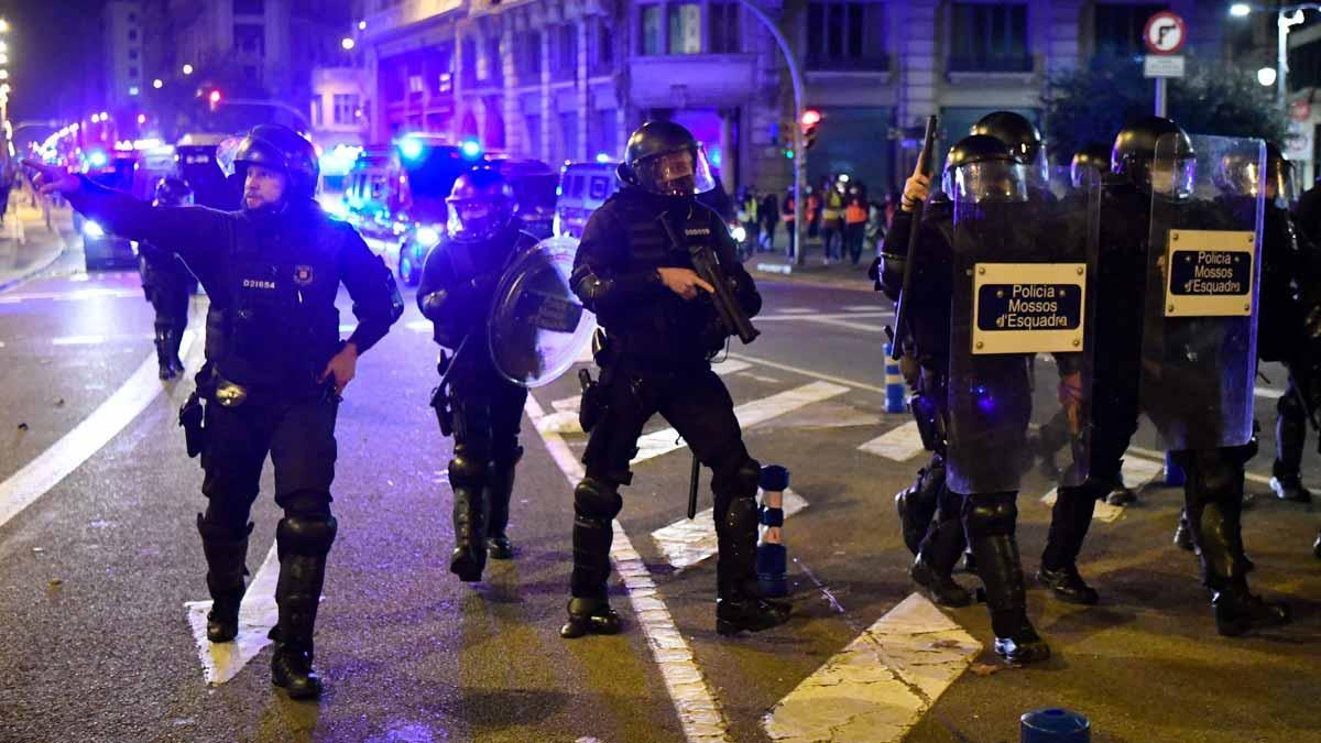 Mossos durante las protestas contra la detención de Pablo Hasél, el sábado 21 de febrero en Barcelona