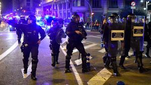 Mossos durante las protestas contra la detención de Pablo Hasél, el sábado 21 de febrero en Barcelona.