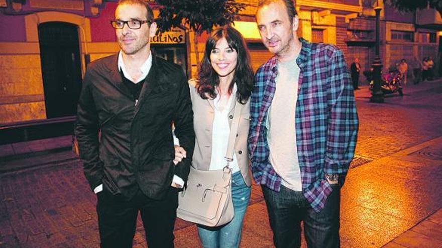 Los actores Luis Merlo y Maribel Verdú y el productor y exhibidor de teatro Pedro Larrañaga.