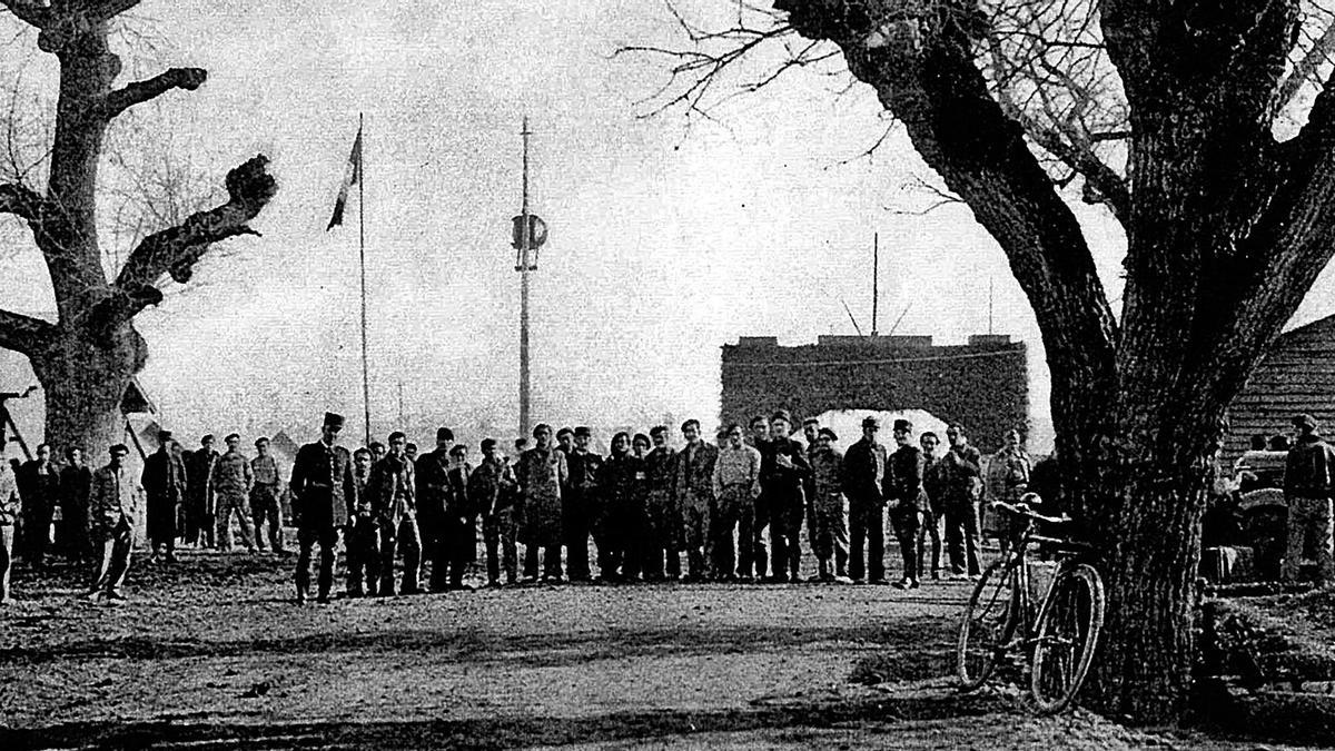 Refugiados españoles a la entrada del campo