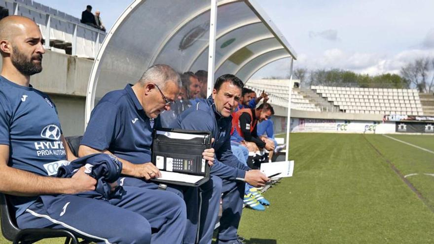 El técnico blanquiazul Josico pudo ya sentarse ayer en el banquillo.