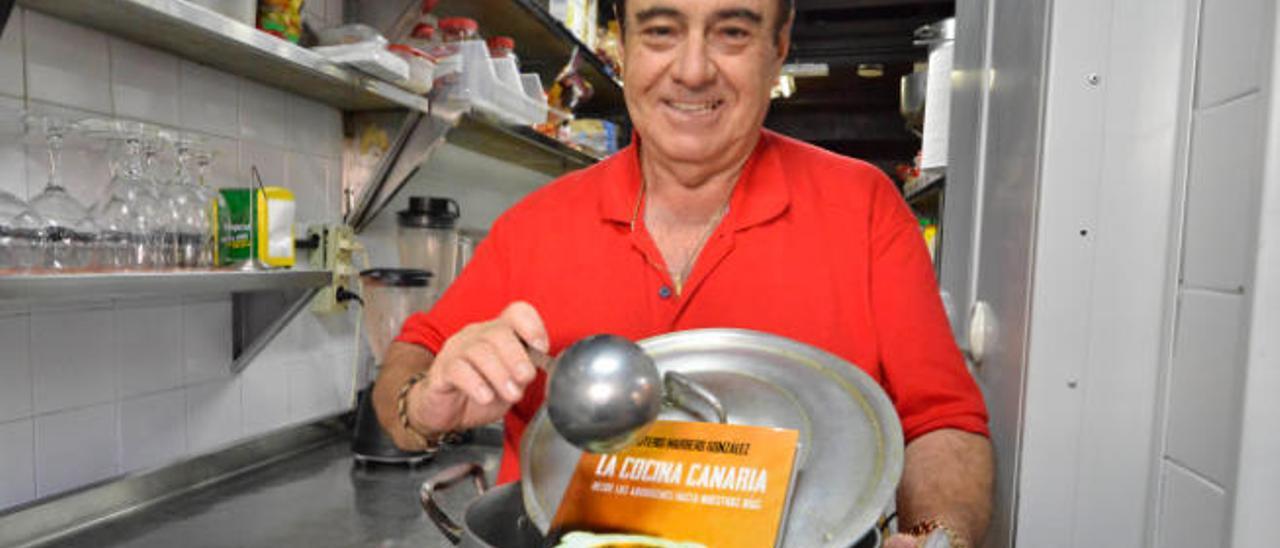 Eleuterio Marrero en las cocinas de Casa Hilario mostrando su nuevo libro &#039;La cocina canaria. Desde los aborígenes a nuestros días.&#039;