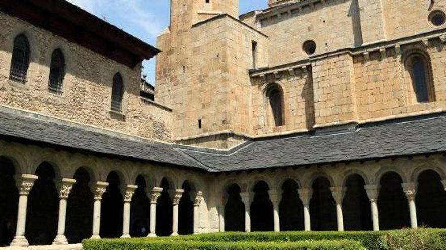 Visió general del claustre, les cobertes i el campanar de la catedral romànica de Santa Maria restaurada