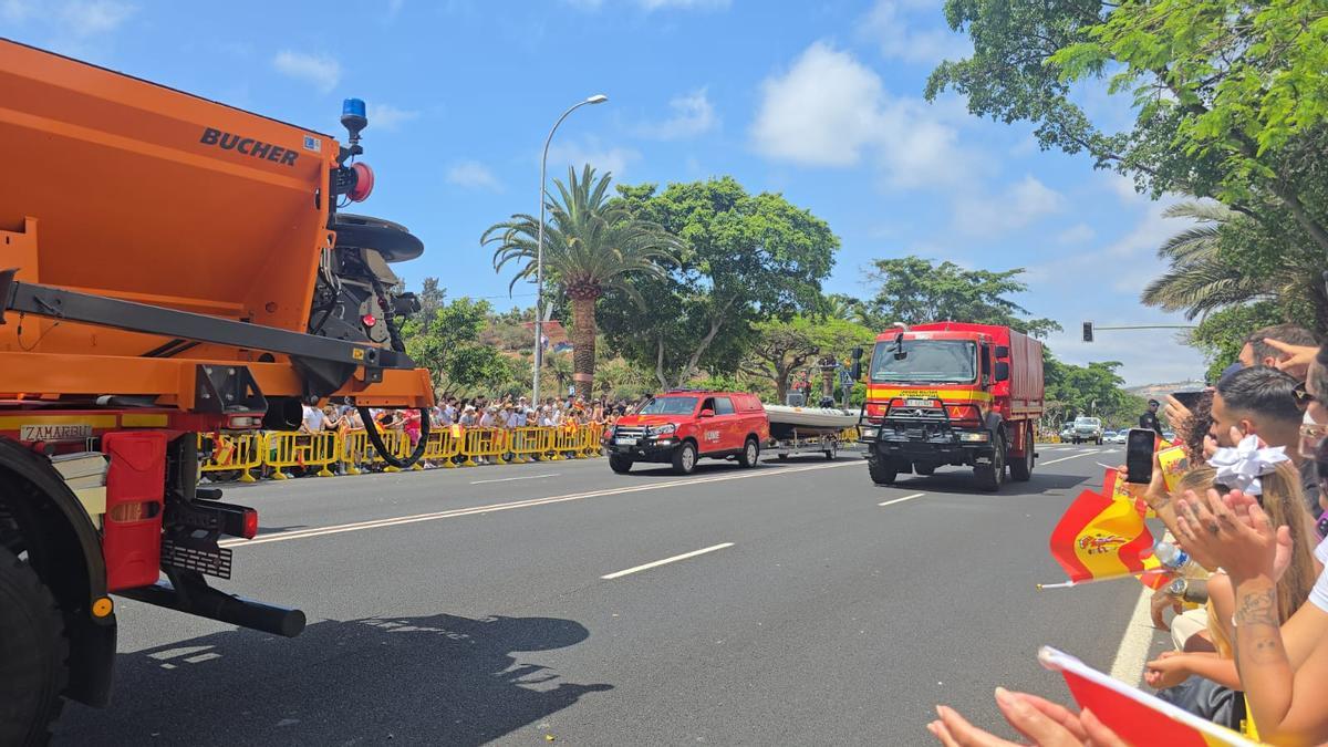Los vehículos de la Unidad Militar de Emergencias, durante el desfile