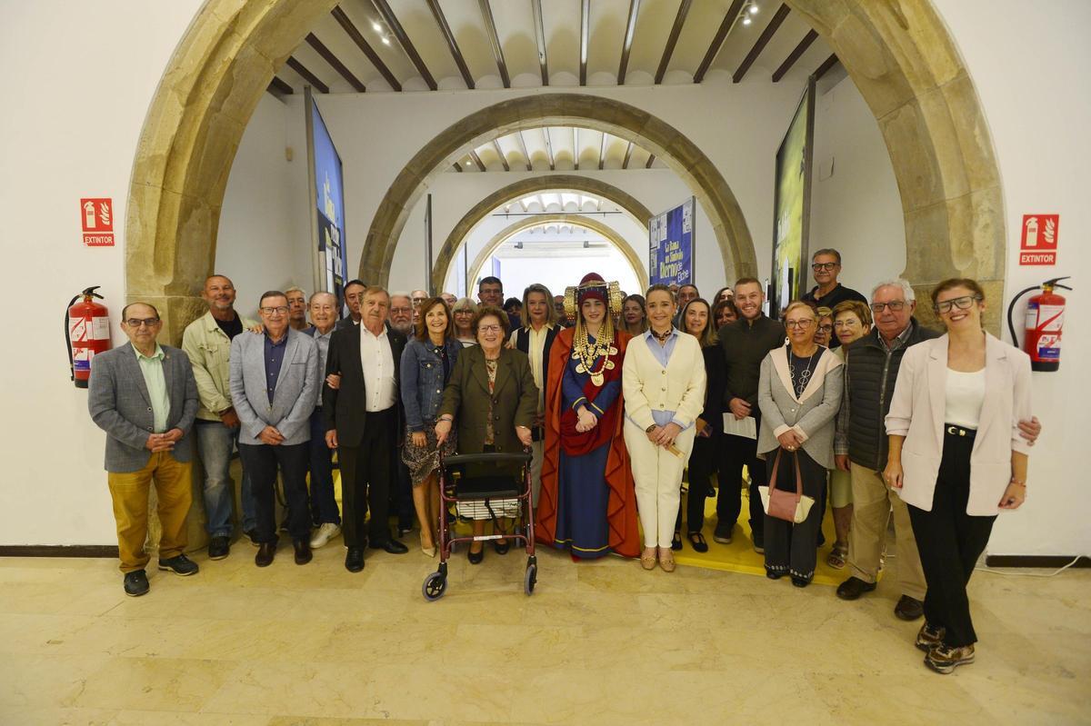 Foto de familia en la inauguración de la exposición que reivindica la vuelta de la Dama de Elche recordando su visita de 1965