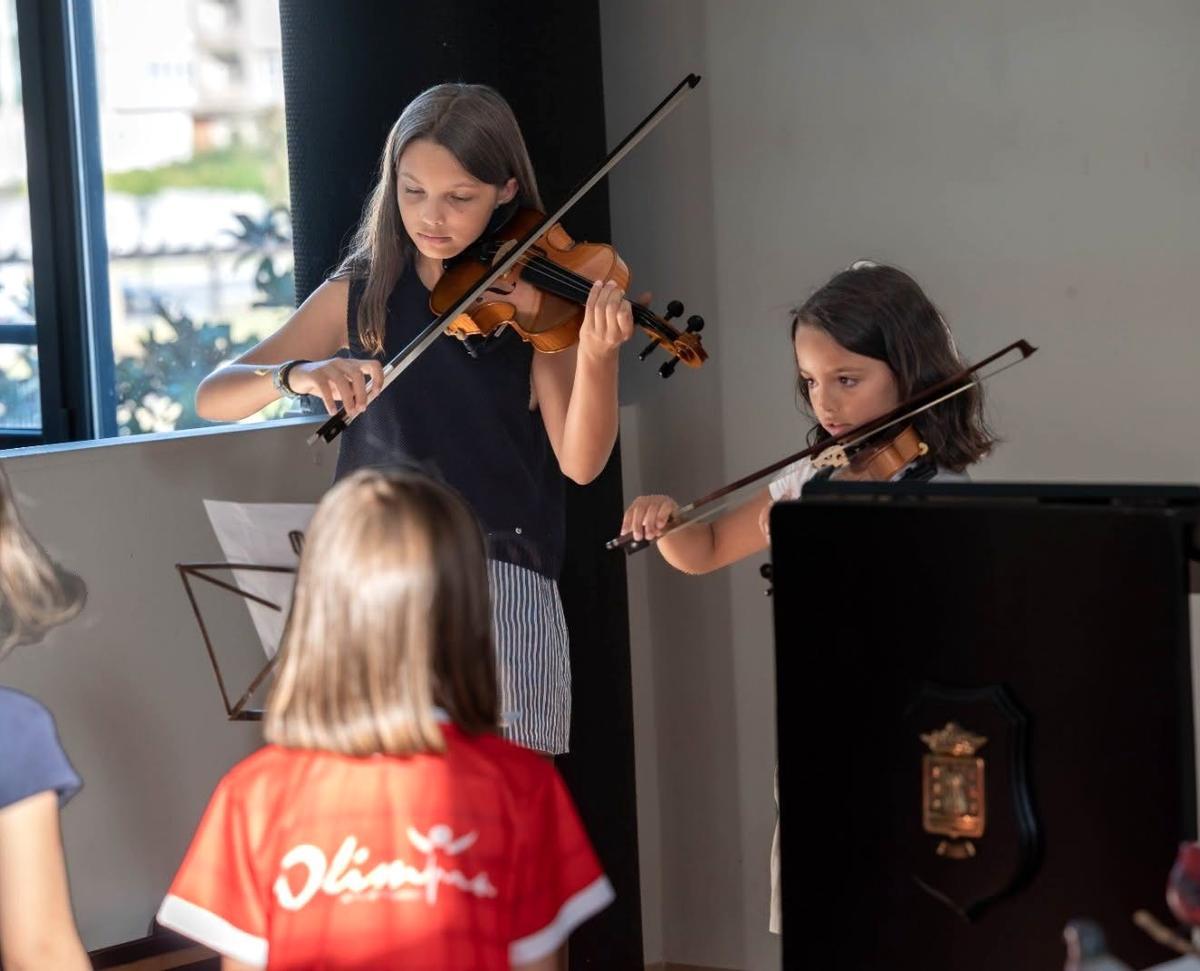As netas de Manuel amenizaron o acto con música de violín.