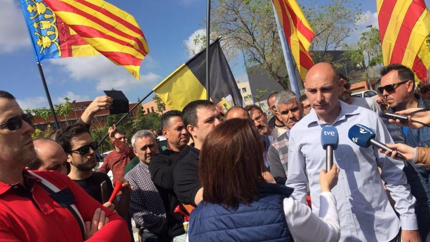 Protesta de los taxistas de Castelló contra una ponencia de Uber