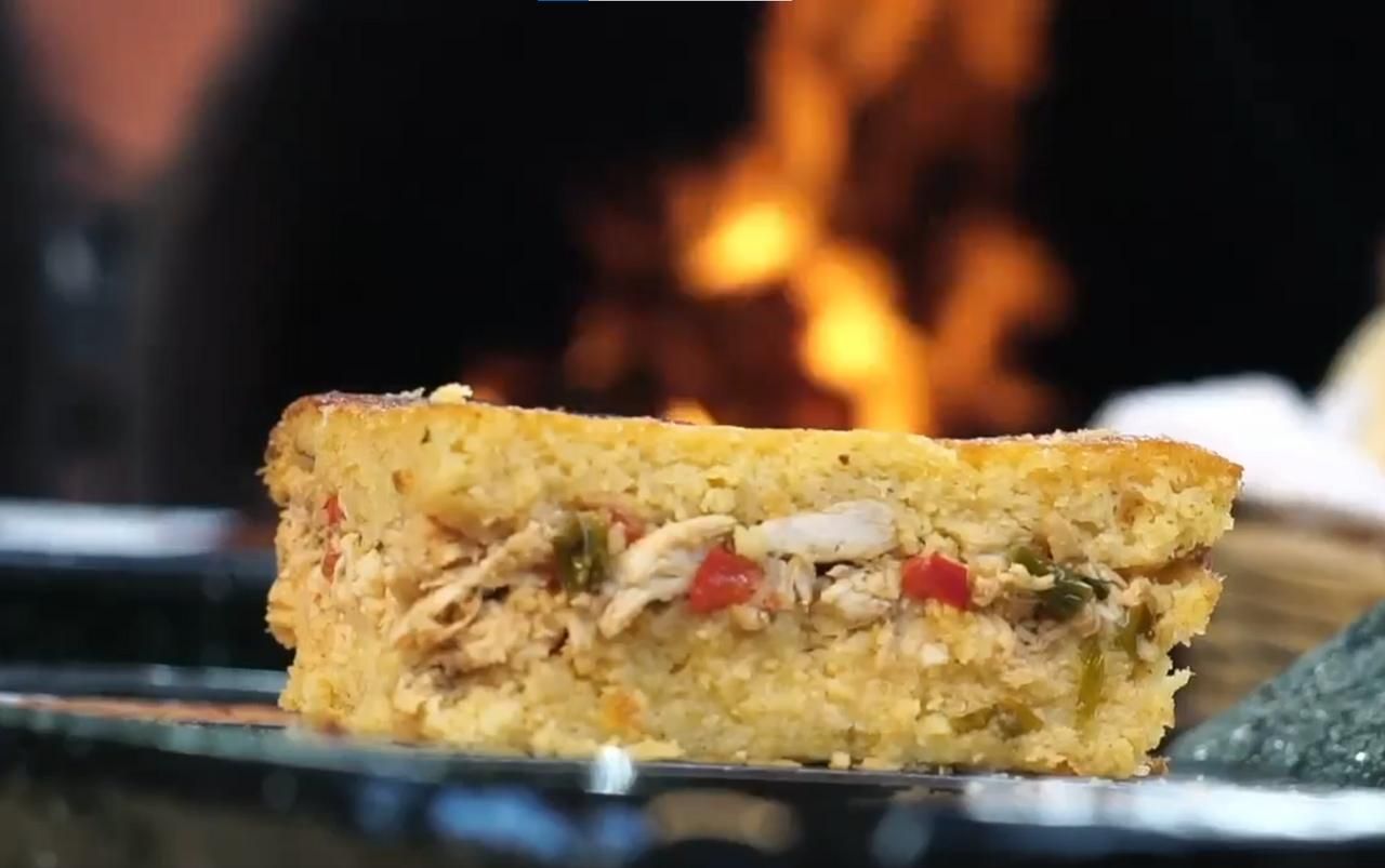 La sopa paraguaya también puede incorporar pollo y algunas verduras.