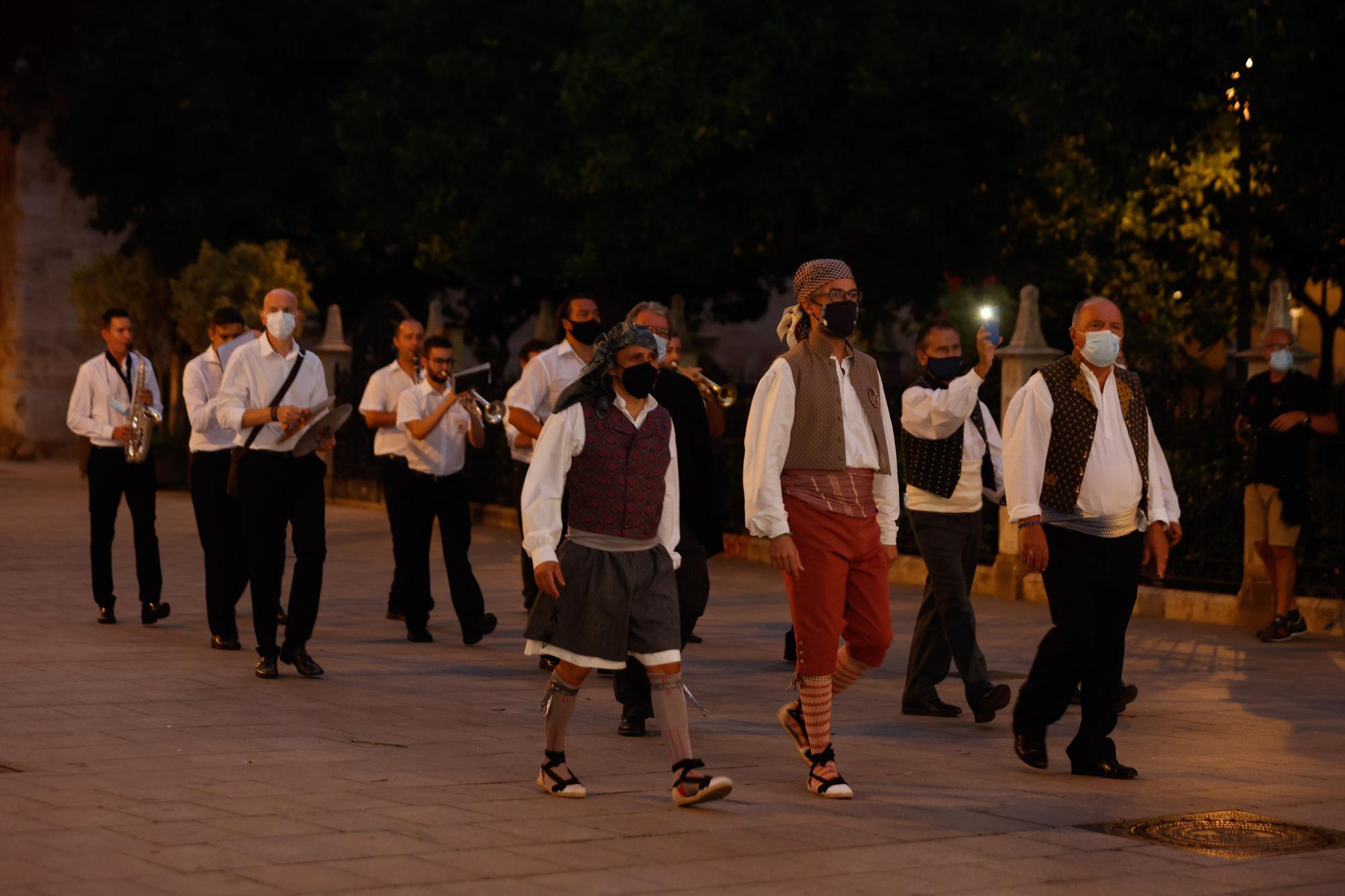 Búscate en el segundo día de Ofrenda por la calle de Caballeros (entre las 20.00 y las 21.00 horas)