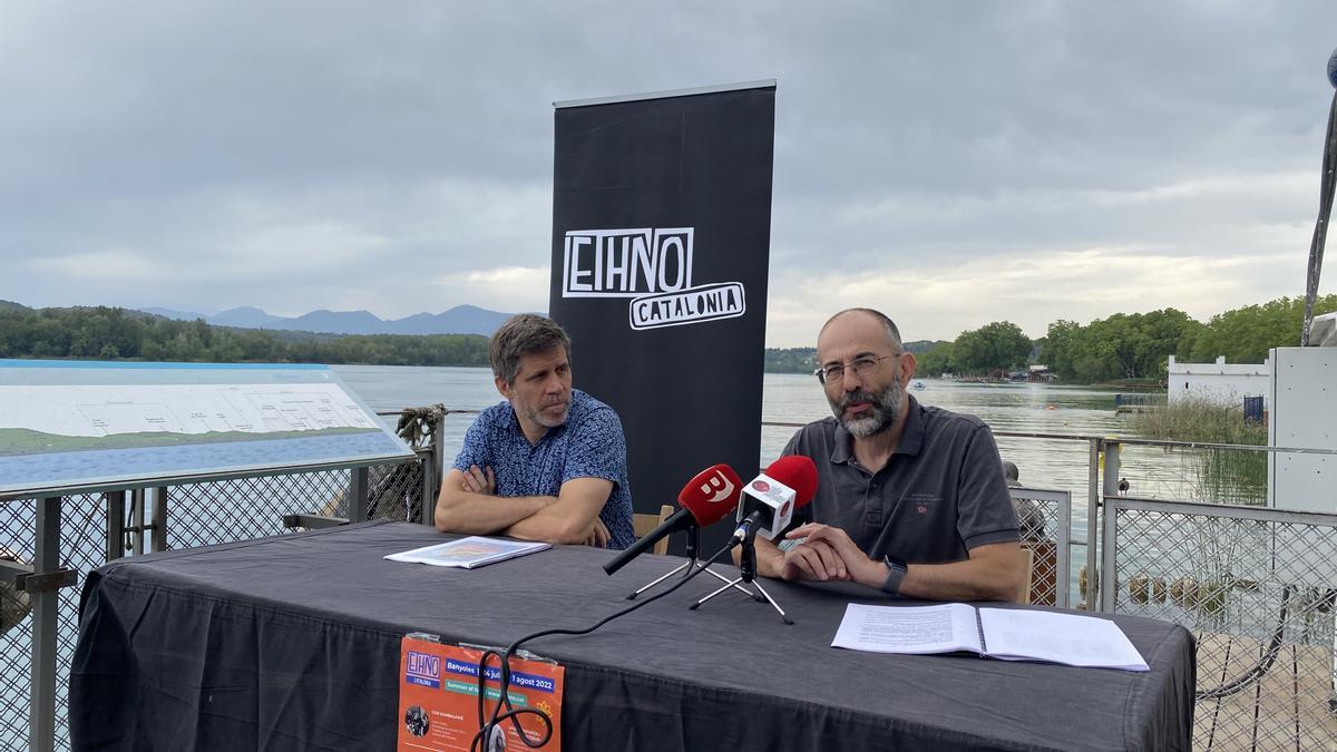 El regidor de Cultura, Miquel Cuenca; i el president de Joventuts Musicals de Banyoles, Rafel Juanola, presentant el festival.