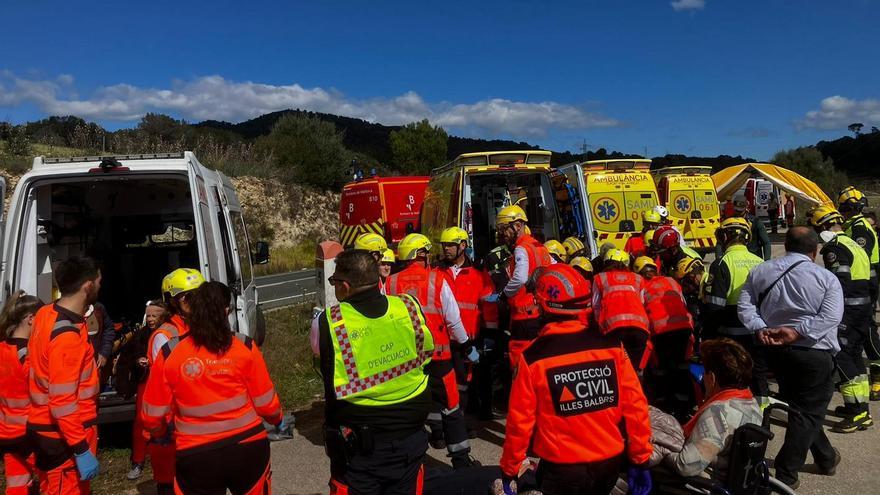 FOTOS | Un autobús del Imserso cae por un terraplén entre Sant Llorenç y Son Servera