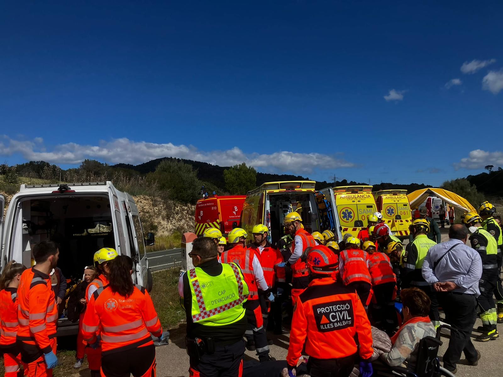 Un autobús del Imserso cae por un terraplén entre Sant Llorenç y Son Servera