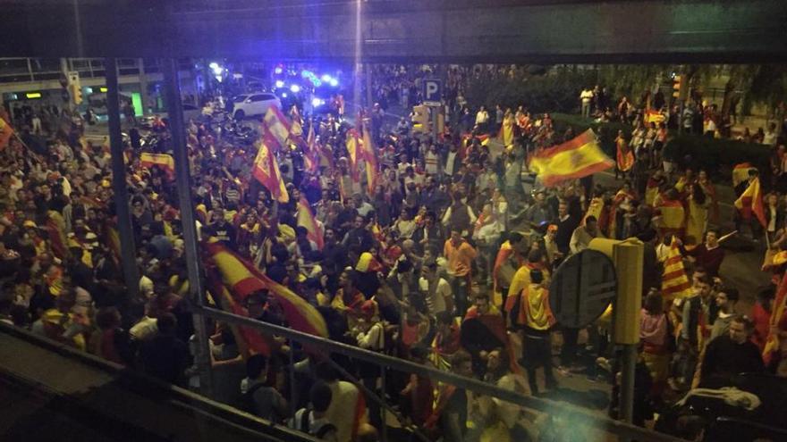 Manifestación unionista ante Catalunya Ràdio