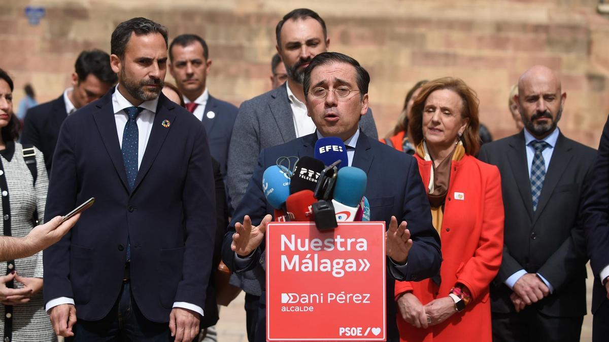 El ministro José Manuel Albares, junto al candidato socialista a la alcaldía de Málaga, Daniel Pérez, en otra visita a la ciudad..