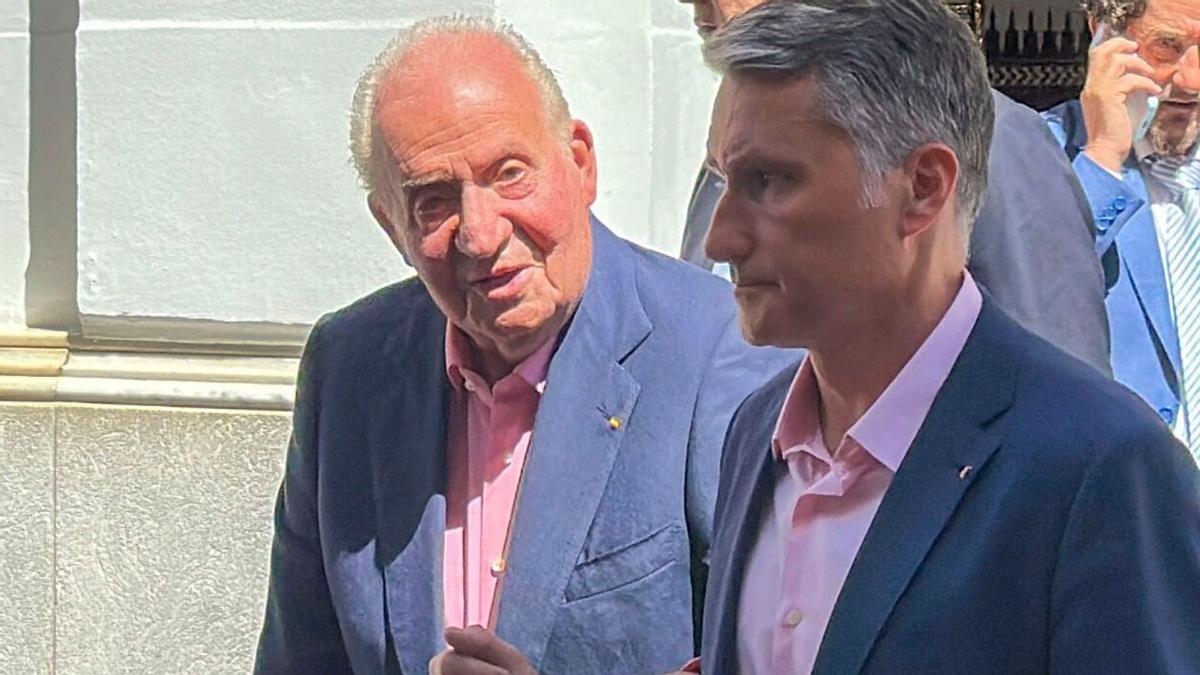 El rey Juan Carlos, en Sevilla, con sus nietos Felipe Juan Froilán y Victoria Federica