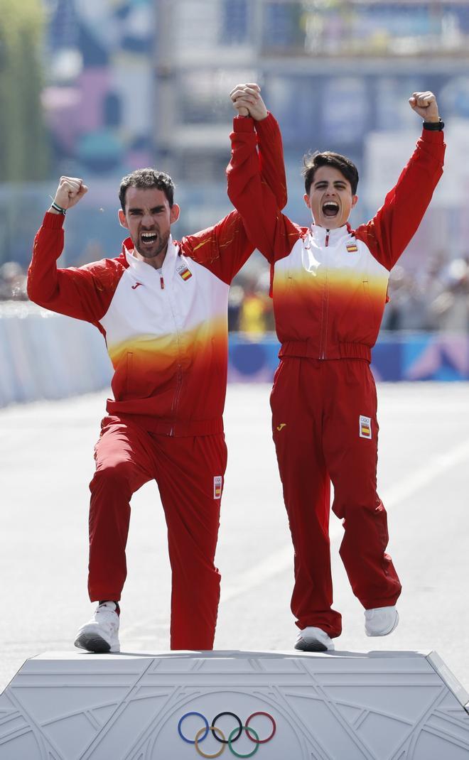 María Pérez y Álvaro Martín en el pódium tras ganar el oro en maratón mixto de marcha de los Juegos Olímpicos de París 2024