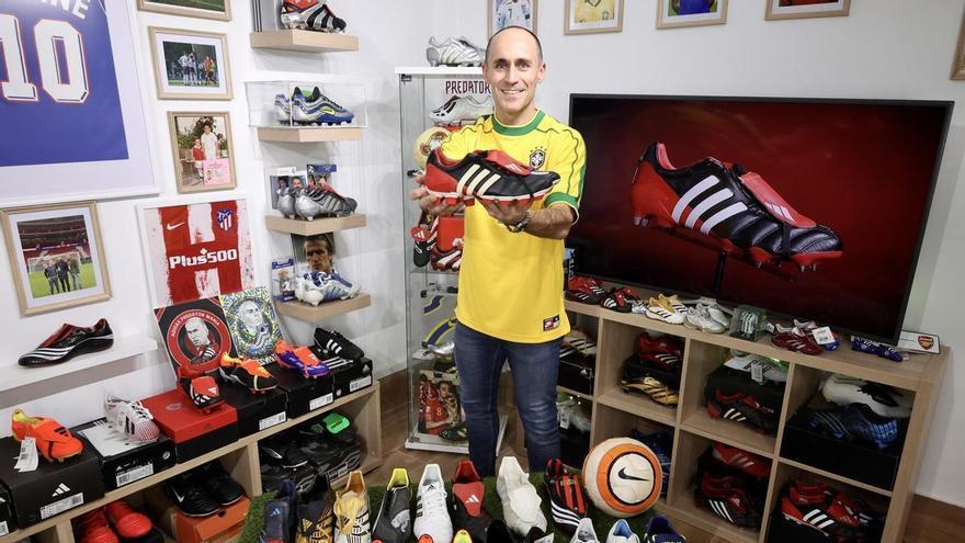 "Me aficioné de niño a las botas de fútbol de gama alta y ahora tengo unas cien"