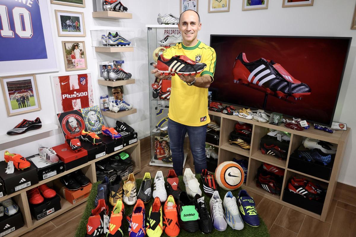 Alberto Brocal, en su domicilio mostrando las botas que tiene