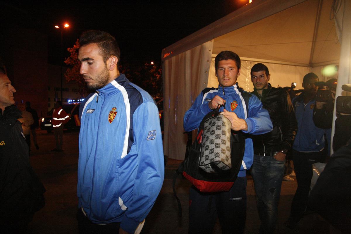 Roberto, Pinter y Álamo salen de La Romareda tras el descenso de 2013.
