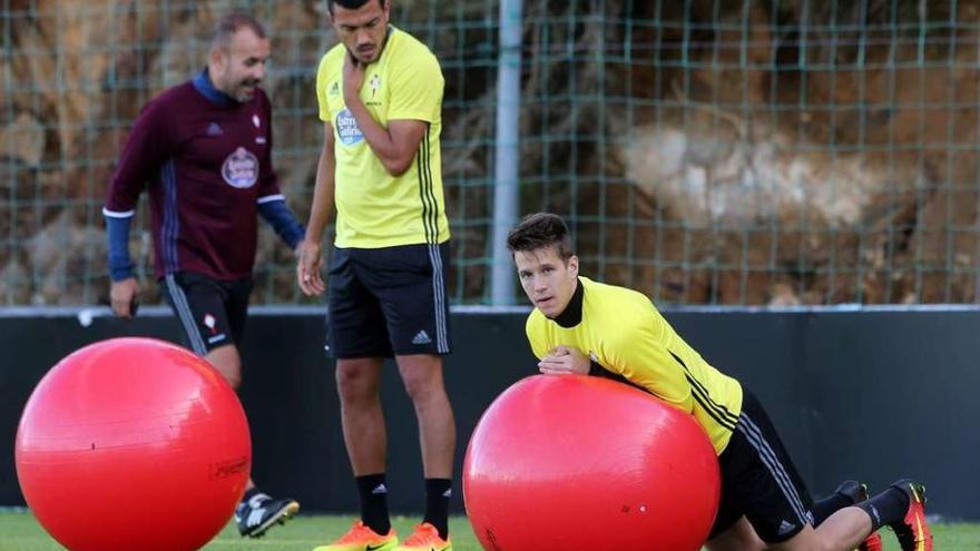 Gustavo Cabral y Josep Señé, durante un ejercicio en un entrenamiento en A Madroa. // Marta G.Brea