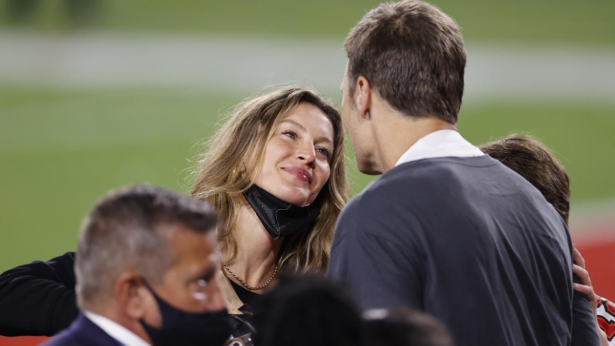 Gisèle Bündchen mira con embeleso a Tom Brady al final del partido.