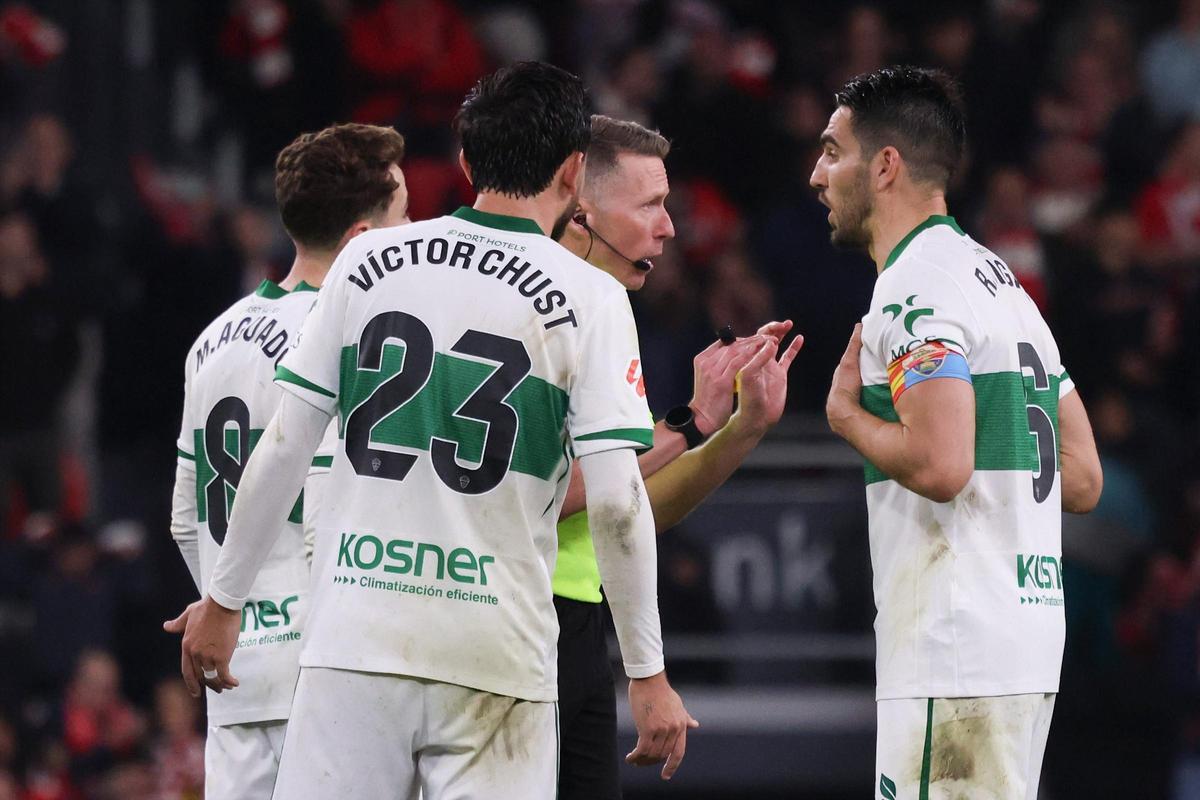 Bigas, Aguado y Chust piden explicaciones a Hernández Hernández tras el penalti señalado