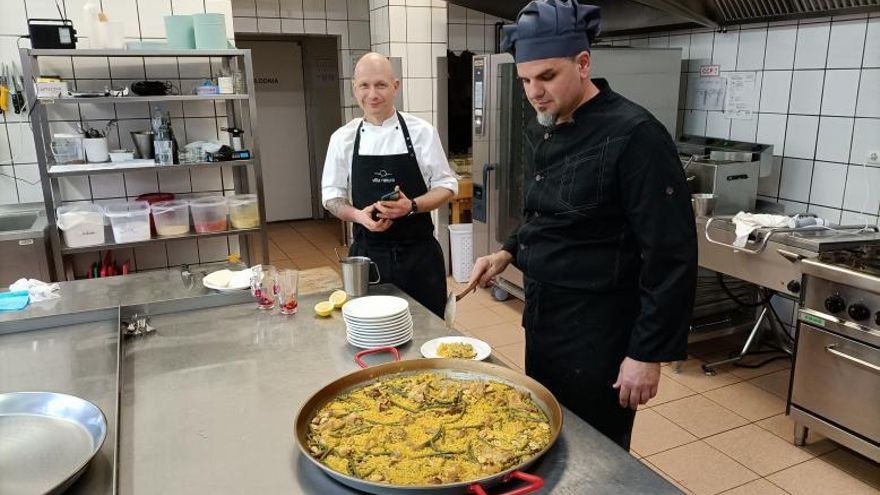 Luis Blay cocinó una paella tradicional en Poznan. | LEVANTE-EMV