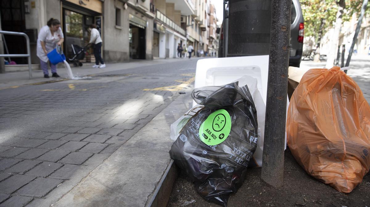 Bolsas de basura en Major de Sarrià.