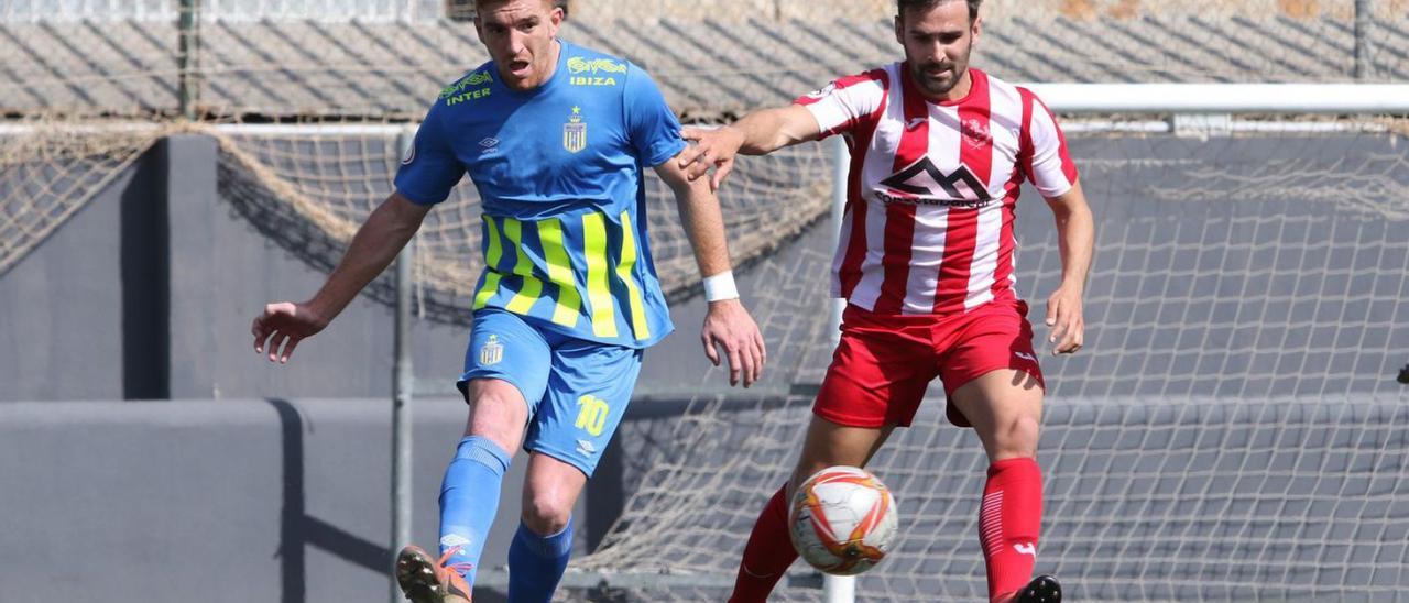 Gianluca Vaccarini, jugador del Inter Ibiza, en un lance del duelo contra el Manacor.