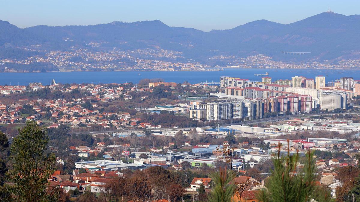 Vista general de aprte de la ciudad, con la ría al fondo.