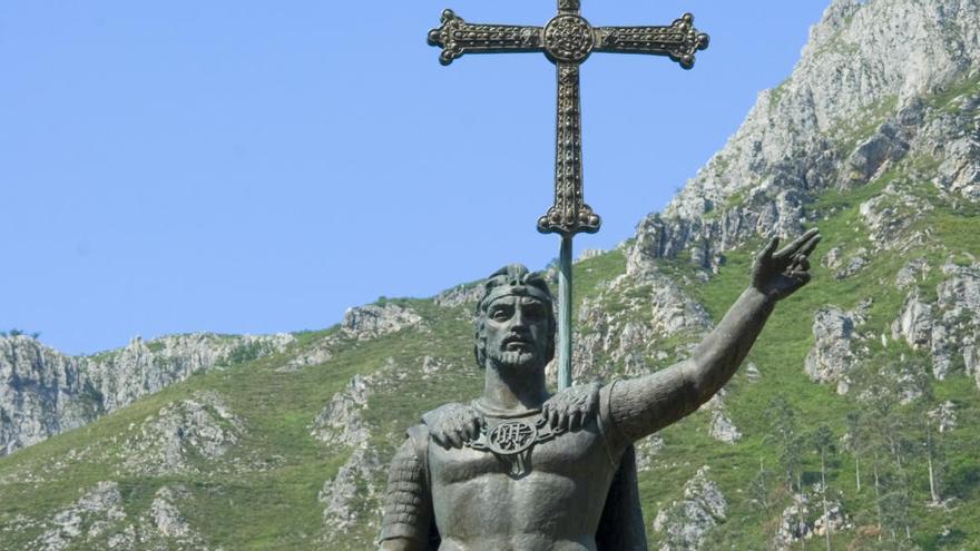 Estatua de Don Pelayo junto al santuario de Covadonga.