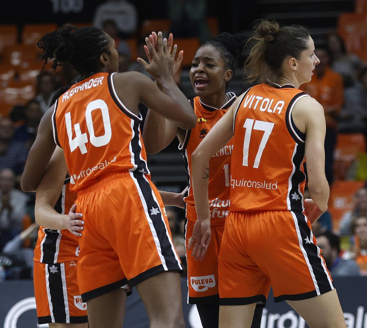 Alexander, Mavunga y Vitola celebran una canasta
