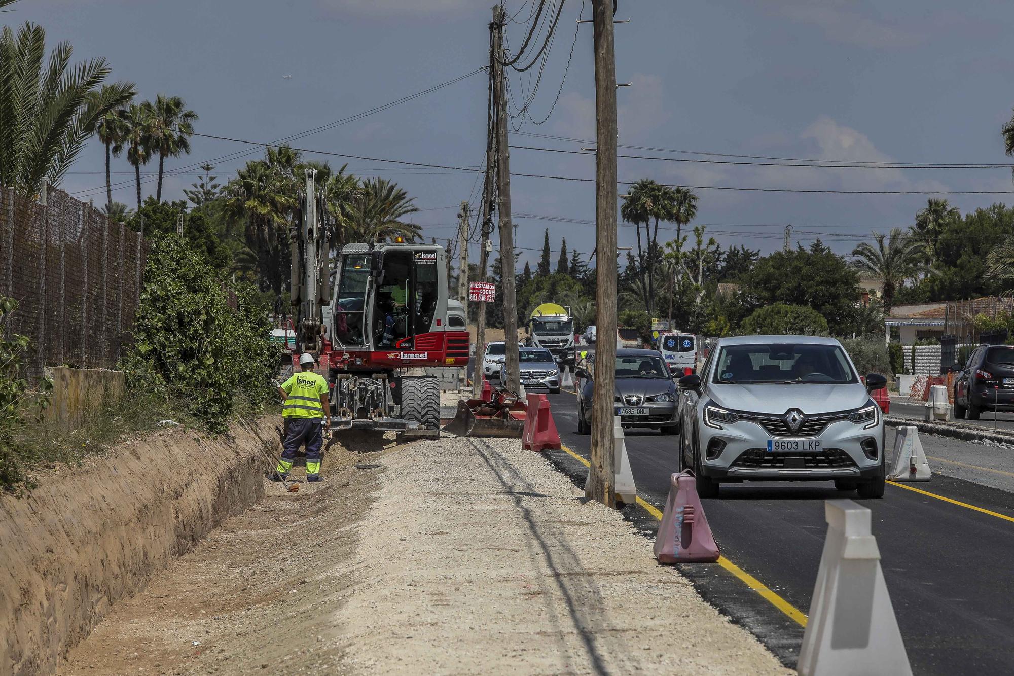 Las obras en el vial entre Elche y Santa Pola aceleran con la extension de la mediana y dos nuevas rotondas