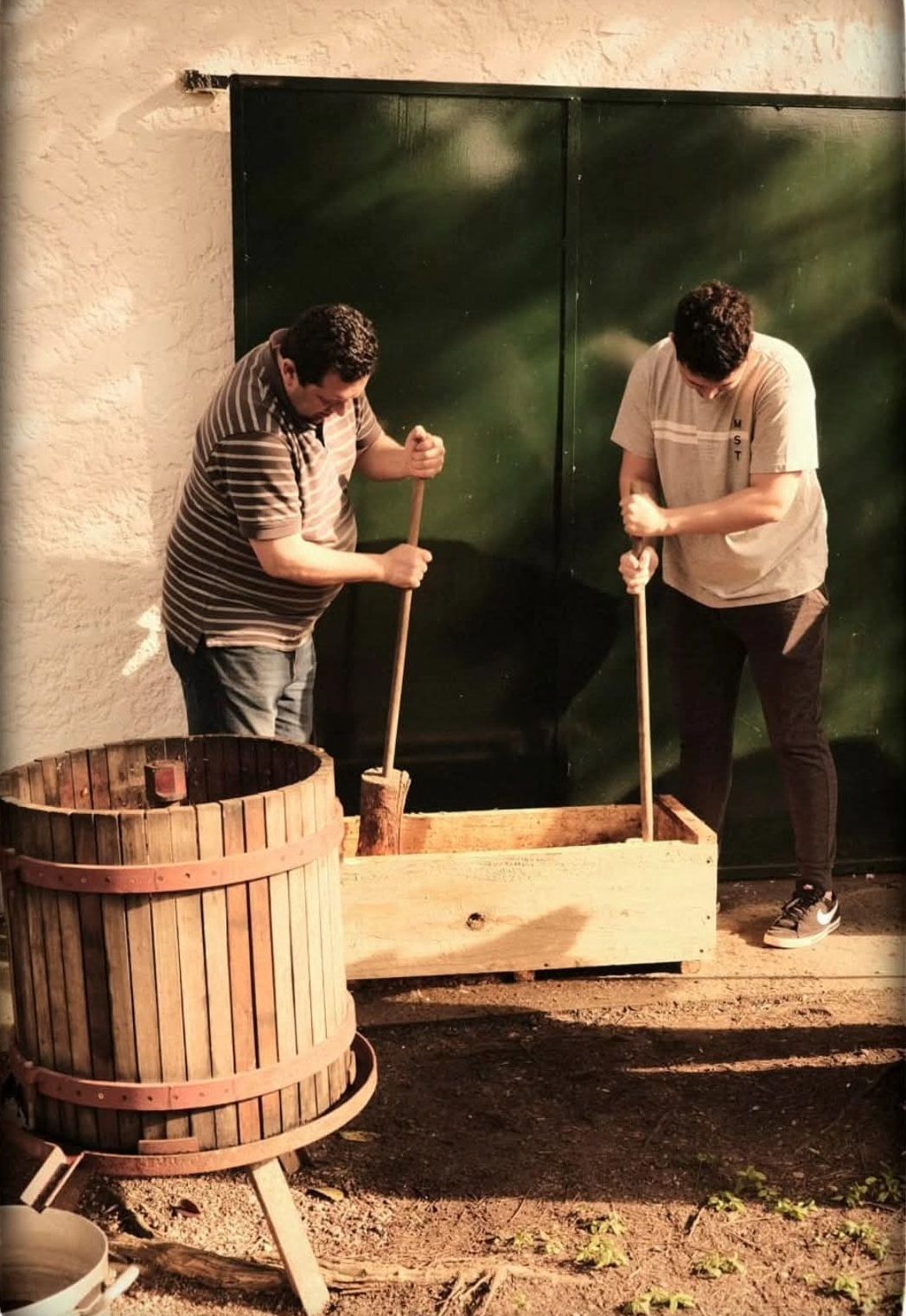 Alejandro Díaz y su hijo Federico, mayando en el Centro Asturiano de Montevideo.