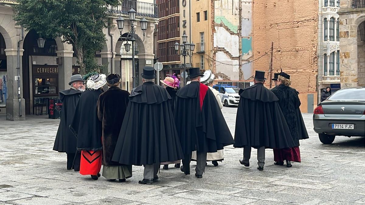 El grupo vestido con trajes de época, en la Plaza Mayor.
