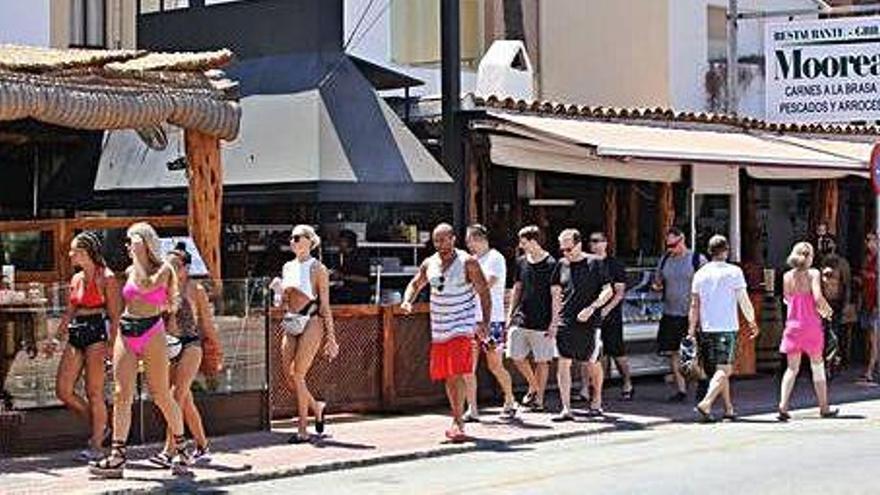 Un grupo de turistas pasea por Platja d&#039;en Bossa.